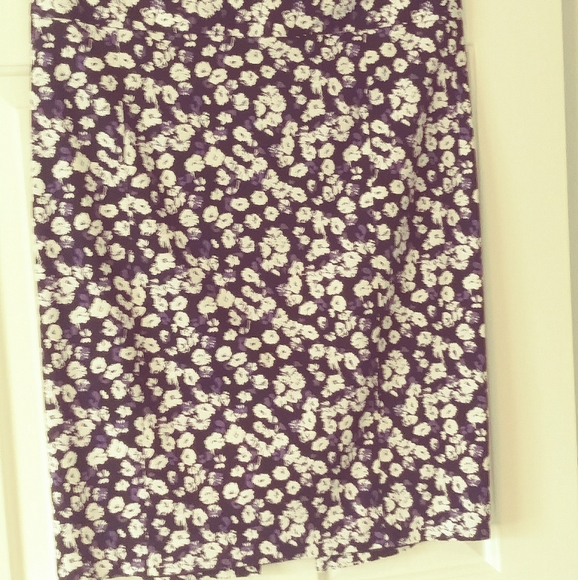 Beautiful Flowered Express Pencil Skirt - Picture 1 of 7